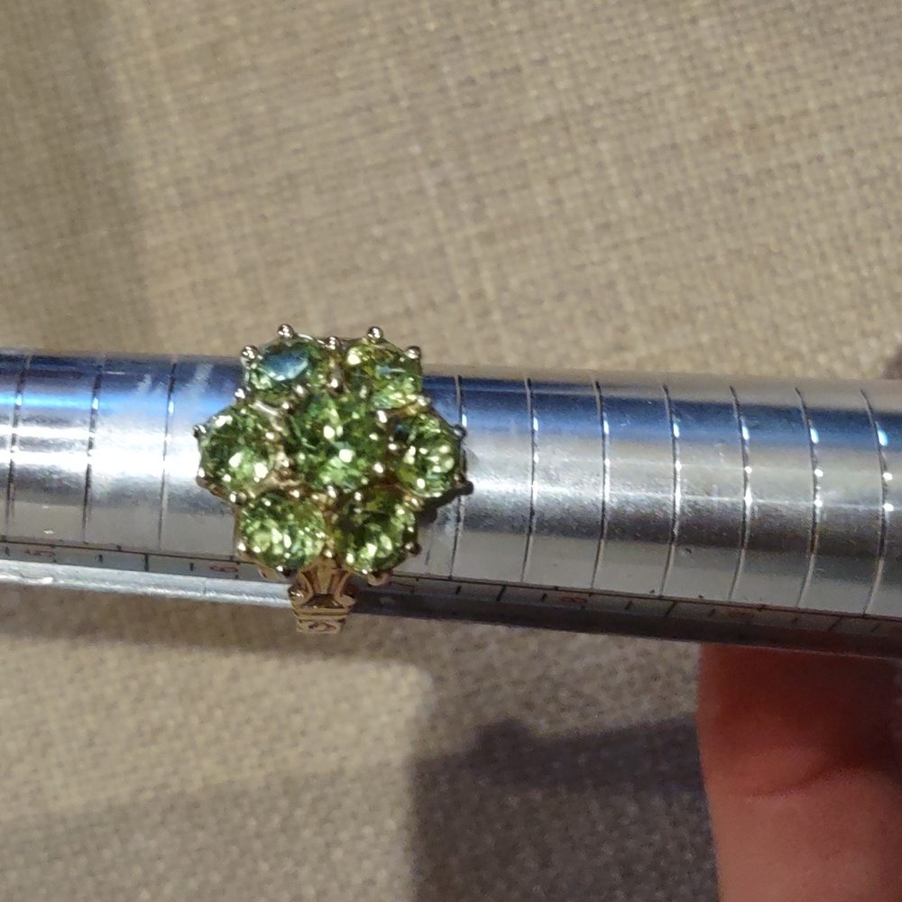 Peridot ring set in 10kt yellow gold - Picture 8 of 12